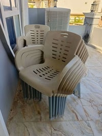 كراسي للبيع العدد (6) الواحد سعره(9000 الف) بسعر الجمله 07701713114