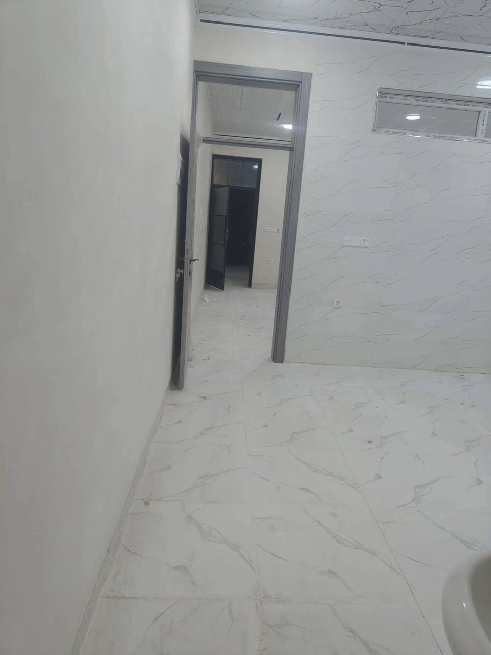 بالتقسيط
دار للبيع محجوز لصالح المصرف العقاري 
مساحته /100م واجه5م 
طابق ونصف درج خارجي 
يحتوي على غرفتين نوم واستقبال ومطبخ وصحيات 
نظام دكت 
الموقع /مقاطعة 55
مقدمه/30مليون 
مطلوب للمصرف /100مليون يدفع على شكل اقساط شهرية بواقع 438الف شهريه 
للاستفسار/***********
