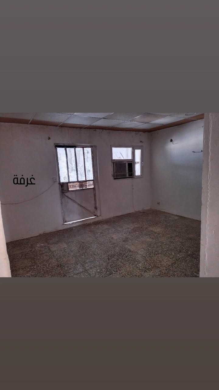 السلام عليكم
شقة للايجار مكانها شقق حي الحسين متكونة من غرفتين واستقبال ومطبخ وحمام الايجار 175 وبيها مجال
للاتصال ***********
