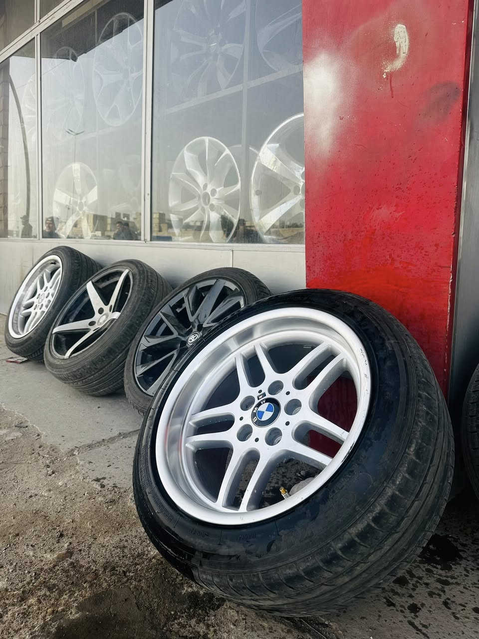 السلام عليكم
تخم m قياس 17 تو سايز نظيف جدا مع الاطارات 350$ 
تخم m قياس 18 تو سايز نظيف جدا مع الاطارات 400$ 
بغداد مجمع مشن تقاطع زيوت معرض الصفار يتوفر توصيل 
للاستفسار واتس اب ***********
