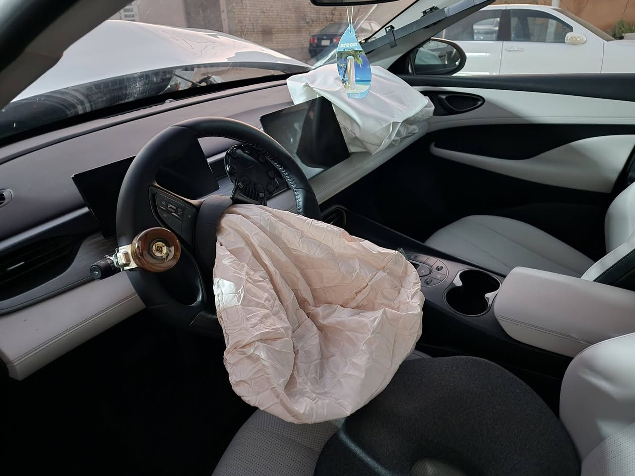 سلام عليكم
سيارة BYD Seal 5 الفئة العادية موديل 2025
ماشية 2000 كم
محرك البنزين ماشي 200 كم
الحادث مثل ما موضح بالصور والفيديو
السعر 90 ورقة
المكان النجف الاشرف


**إذا كنت صاحب هذا الإعلان وتريد حذفه لأي سبب، رجاءا أرسل رسالة إلى الدعم الفني**