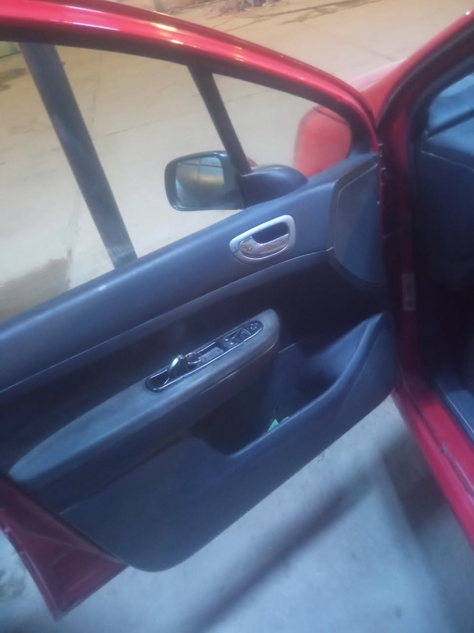 سلام عليكم 
بيجو 307 موديل 2005 رقم بغداد مكينه جديده گير خير من الله تبريد ثلج تخم تاير جديد ويل كب مصبوغة عام بدون حادث .صبغتها كلش حلوه وصافيه السعر 46 ومجال ...مكاني حله ***********.
