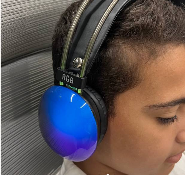 سماعة الألعاب اللاسلكية RGB PG580 Disco Pulse  (متـوفر الان )

استمتع بتجربة صوت وإضاءة مميزة مع سماعة PG580 اللاسلكية بتصميم RGB عصري مناسب للألعاب والموسيقى والاستخدام اليومي.

• اتصال لاسلكي Wireless V5.3 لحرية أكبر أثناء الاستخدام

• إضاءة RGB LED متعددة التأثيرات بتصميم ملفت

• وحدة صوت بقطر 40mm لصوت واضح وعميق

• مايكروفون مدمج للمكالمات والدردشة

• تدعم أزرار تحكم متعددة لتغيير الأغاني والتحكم بالصوت والرد على المكالمات

• تدعم كارت TF مع منفذ شحن Type-C

• الموديل: PG580 Disco Pulse
• نوع الاتصال: Wireless V5.3
• نوع المنتج: Wireless Gaming Headphones
• قطر السماعة: Φ40mm
• نطاق التردد: 20Hz – 20kHz
• الحساسية: 119±3dB
• الجهد المقنن: DC 5V
• التيار المقنن: ≤1mA
• سعة البطارية: 800mAh
• وقت الشحن: حوالي ساعتين
• الوزن: 320g ±5g
• الشحن: Type-C
• المزايا الإضافية: ANC Intelligent Active Noise Reduction / Built-in Mic / RGB Lighting

محتويات العلبة:
• سماعة PG580 RGB
• كيبل شحن Type-C
• كتيب التعليمات


**إذا كنت صاحب هذا الإعلان وتريد حذفه لأي سبب، رجاءا أرسل رسالة إلى الدعم الفني**