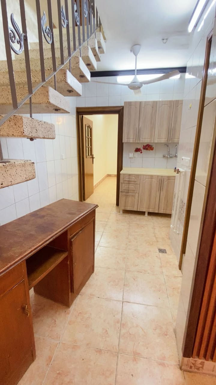 للايجار
الموقع حي البنوك شارع النداوي 

بيت طابق اول 

يحتوي على _ صاله _مطبخ  _ صحيات _ نوم عدد  2

السعر 550

للستفسار اتصال ***********
