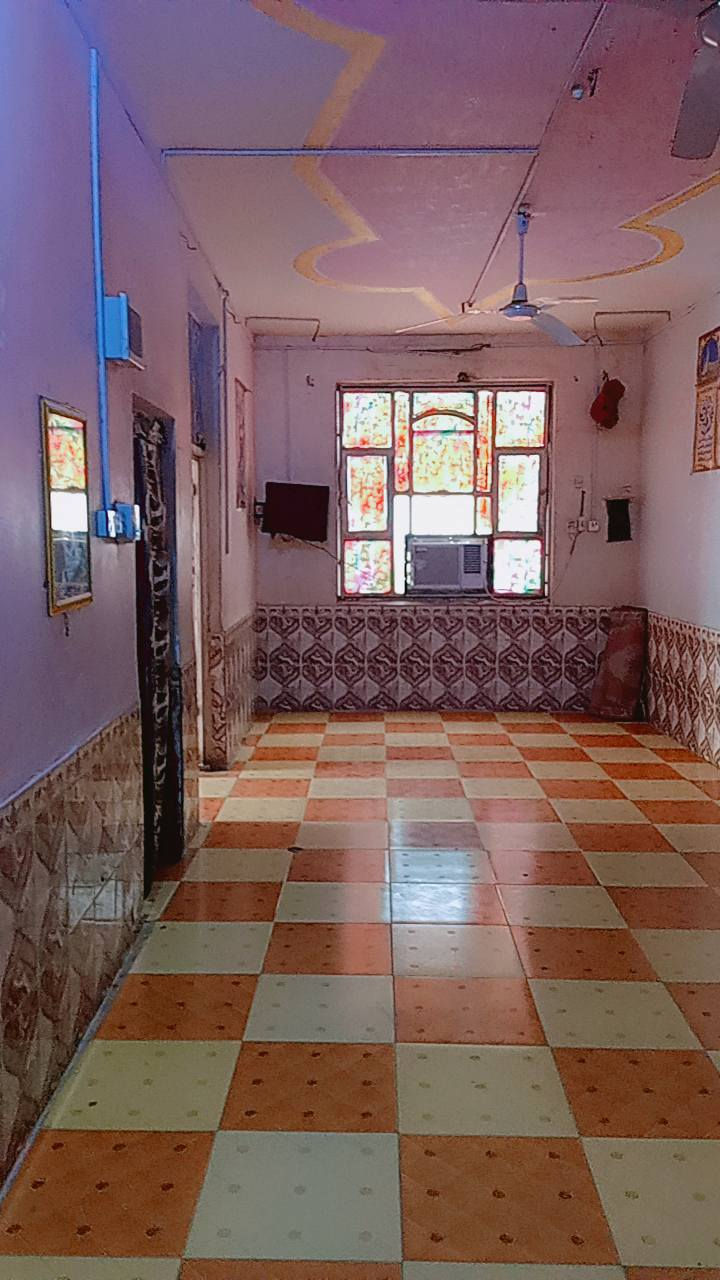 دار سكن للبيع  يتكون من طابقين جاهز كل نقص ماكو
المساحه 350 متر 
المنطقه حاوي العباس شارع حسن ال وارد قرب المدرسه 
الطابق الارضي 3غرف نوم 
صاله ومطابخ حار وبار 
وستقبال  مع ساحه كبيره 
مع صحيات خارجه
الطابق الثانية
غرفتين نوم + صاله +مطبخ   مع صحيات مع ساحه جدام 
البناء طابوك بناء درجه اولى كونكريت متعوب عليه كلش  كافه الاخدمات موجوده 
السعر خاص اومراسله الصفحه ***********
