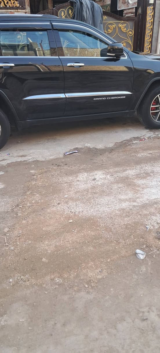 سلام عليكم جيب لاريدو للبيع موديل 2015/خليجي بيها صبغ قطعتين بنيد وجاملغ بدون حادث او فتح وبدون ايرباك المواصفات فتحه بصمه كشنات كهرباء تبريد قطعتين زراكات لايت شفتات استيرن جهتين كير طياره المرغوب +ماوس شاشه كبيره تشغيل عن بعد سياره جاهزه الرقم بغداد بسمي العنوان بغداد الدوره السعر 200 للاتصال:***********
