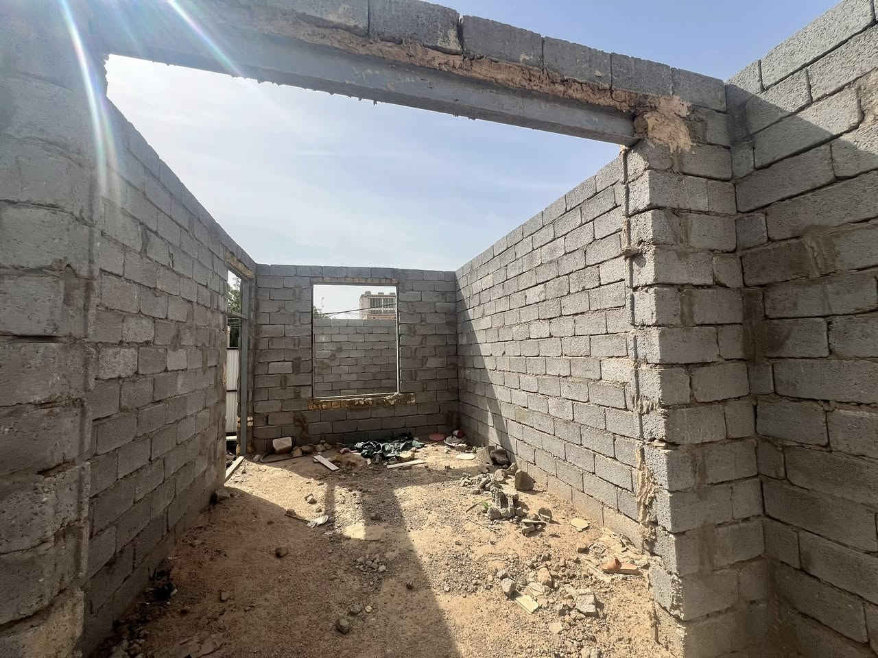 السلام عليكم هيكل ١٥٠ متر مربع  موقعها مقابل باب الخروج مطار النجف  ماء وكهرباء موجود تبعد عن شارع المطار ٢٠٠ متر السعر ٢٧ وبيها مجال ***********

