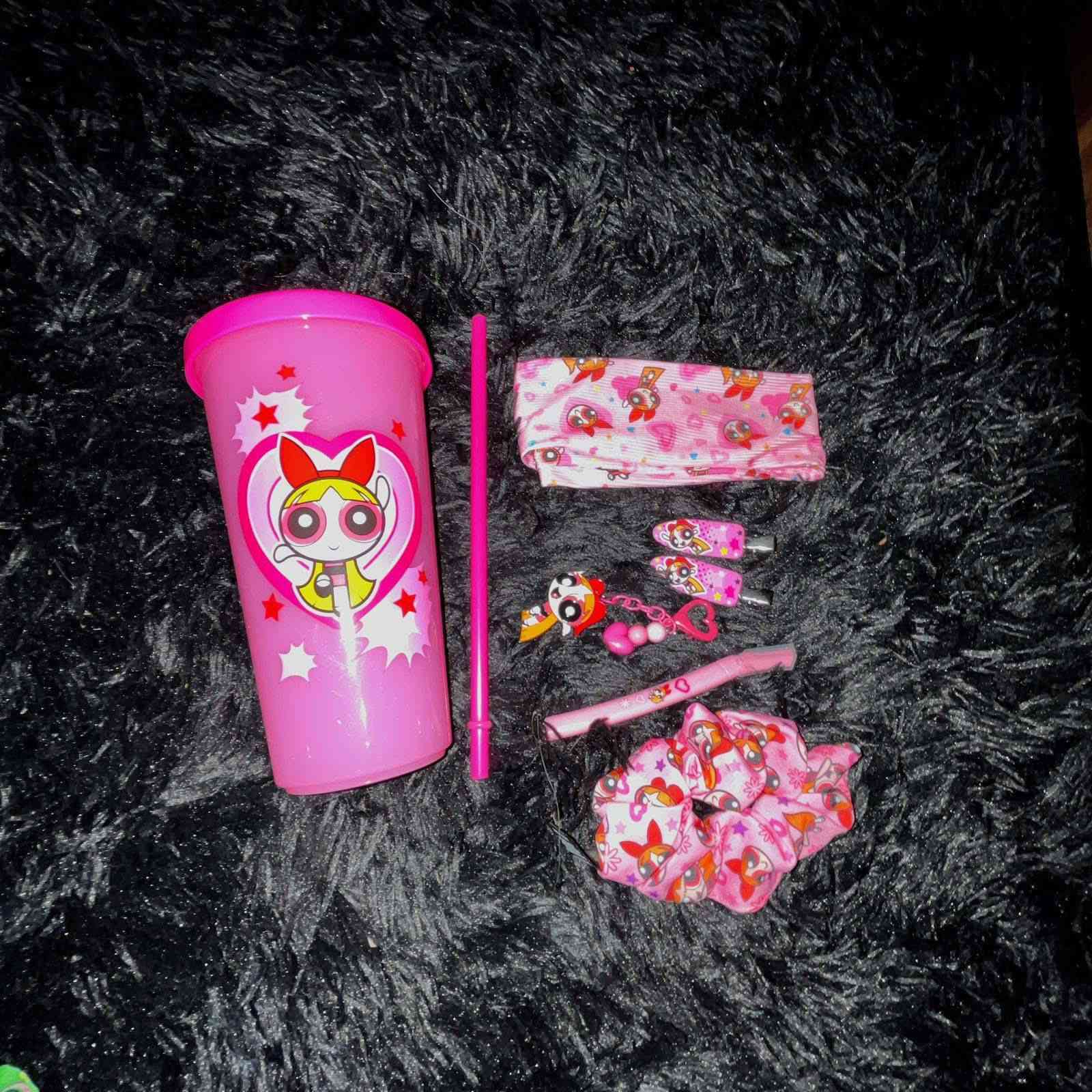 ⁨ * 🪒 شفرات: 2,000 دينار.
 * 🎀 باند شعر: 3,500 دينار.
 * 🌸 قراصة شعر: 2,000 دينار.
 * 📎 كماشات شعر (الزوج): 2,000 دينار.
 * ☕ المك (الكلاص): 10,000 دينار.
 * ⛓️ميداليا:3,500
*🚚 سعر التوصيل: 5,000 دينار.
 * 📞 للحجز والاستفسار: ***********
