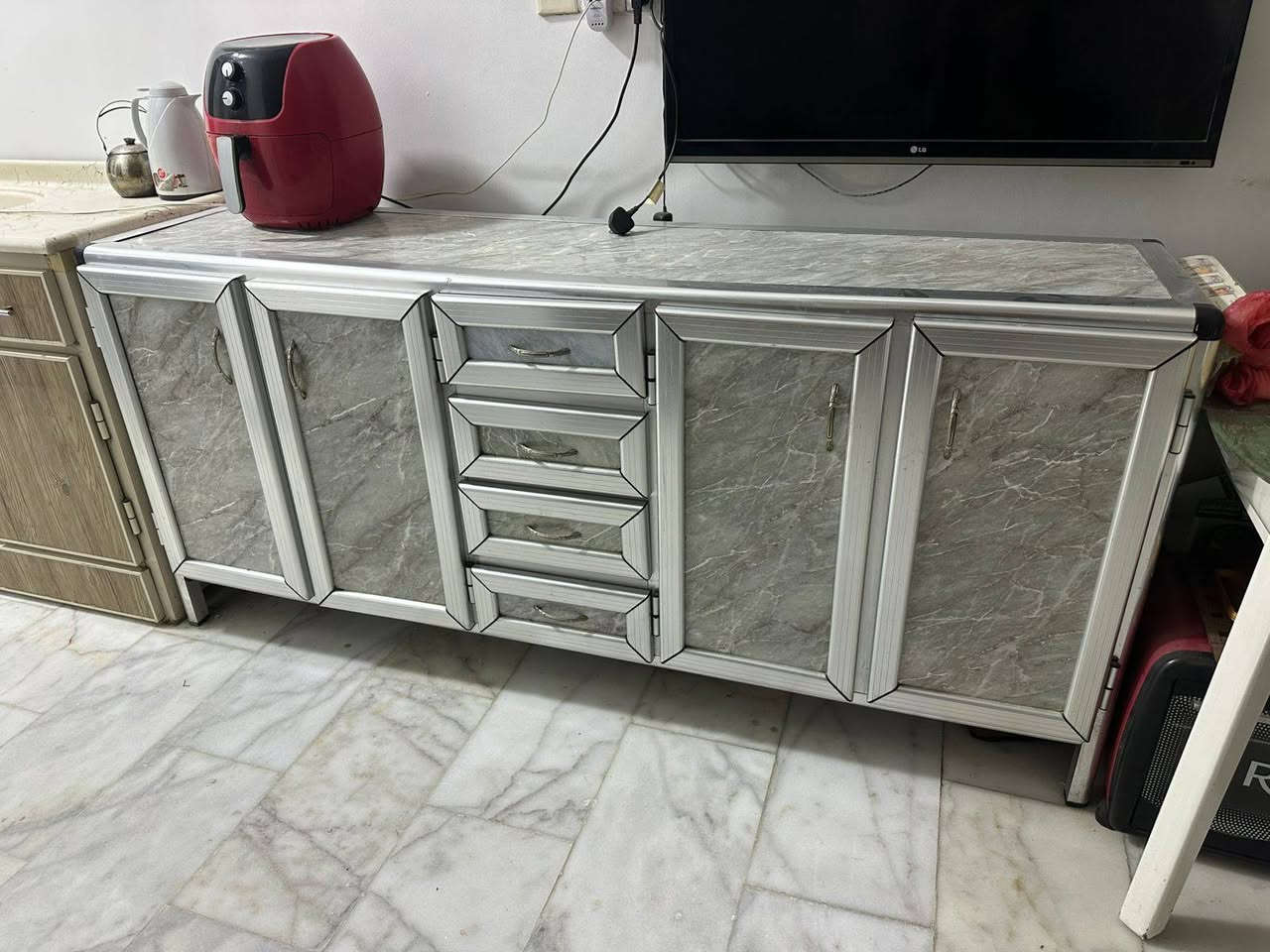 السلام عليكم كاونتر للبيع العنوان بغداد الغدير السعر 350وبي مجال *********** واتساب
