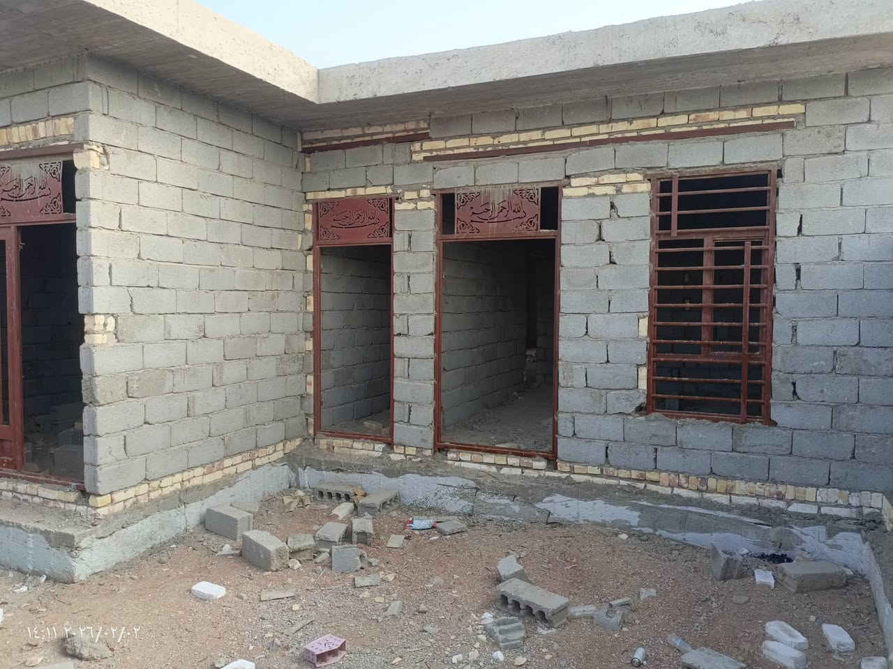 السلام عليكم 
بيت للبيع مساحه 200م يتكون من 3غرف +صاله+ استقبال+صحيات داخليه وخارجيه 
صب كونكريت فوق وتحت. 
المكان : طريق كربلاء ــ نجف عمود 915 خلف الحسينيات. 
الخدمات : ماء + كهرباء + شارع باب البيت كامل الخدمات. 
السعر: 37وبيه مجال. 
للاتصال والاستفسار عله الرقم: ‏‪***********‬‏
مكلف بلنشر.
