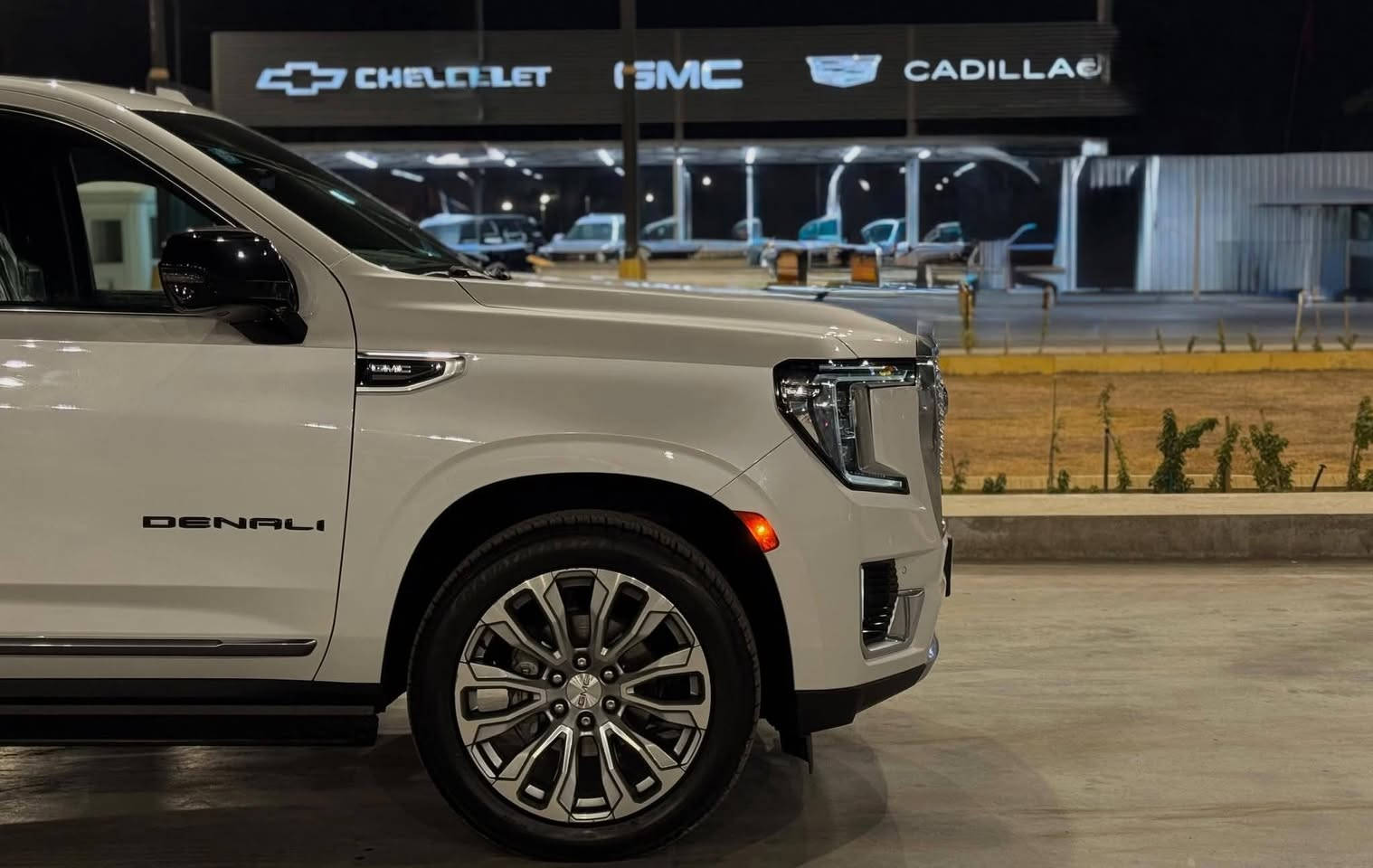 السياره بيع فقط بدون مراوس
اليدور جديد ونظيف هذا جديد 🤍
GMC يوكون دينالي 2022 وارد امريكي 
ماشيه 70 الف مايل 
حادثها طخه بالجاملغ فقط ايرباك ستيرن وبرده فقط وراجع سستم ✅
المواصفات معروفه
محرك 6.2 V8 مفتوح بالشركه مشتغلي شغل درجه اولى 
بانوراما
داتا شو
5 كاميرات
دوس كهرباء
كشنات جلد
كشنات كهرباء
كشنات حار بارد
خزن ميموري
رادار 360 درجه
نقطه عمياء
مري شفط
ترحيب دوس ومري
جنطه كهرباء
حساس امامي خلفي
لد امامي خلفي
كشن هزاز
فور ويل 4X4 درايف
ويل كب حجم 22
السياره مواصفاتها متخلص معروفه ✅
ملاحظه/السياره عدا حادثها مكفوله كفاله عامه من الشخط وعليها ادامه كامله من الألف للياء ممحتاجه اي شي وخاليه من الملاحظات ✅
تخم تايرات دلوب شديتهن قبل شهر ✅
رقم بغداد بااسمي مميز تحويل ثاني يوم
مكاني بغداد الكريعات
السعر 435 والمجال بسيط 
هـ*********** الشراي يتصل
