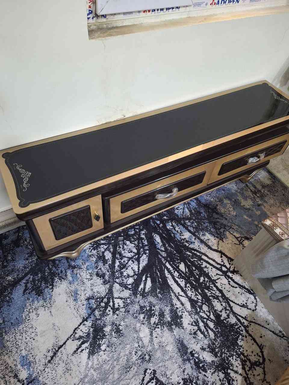 السلام عليكم 
ميز شاشة جديد غير مستخدم الوصل مالته وياه مال المعرض 
سعره ١٨٥ وبيه مجال 
البصرة ابو الخصيب 
***********
