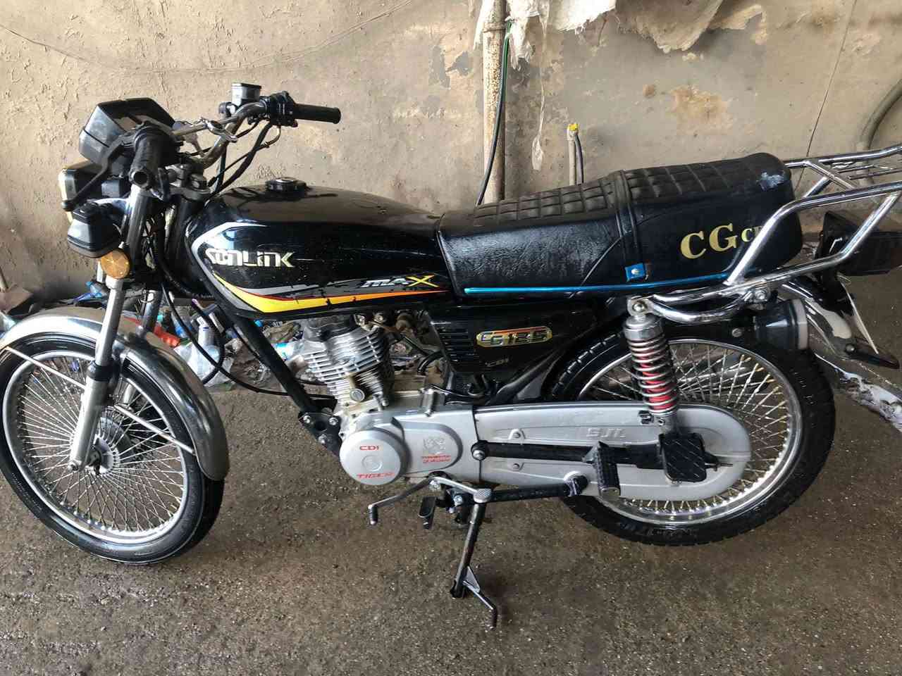 سلام عليكم
دراجه ايراني موديل ٢٣ للبيع نضيفه كل عيب مابيها نشطه 

كهربائيات شغال    

السعر425 بي مجال للطيبين🤍 ‭0771 835 4355‬
