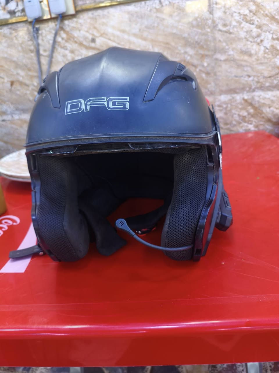 سلام عليكم 
خوذه للبيع نضيفه كلش حتى جهاز بيه ومع سماعات 
السعر 35
الشراي خلي يتصل ع رقم 
***********
