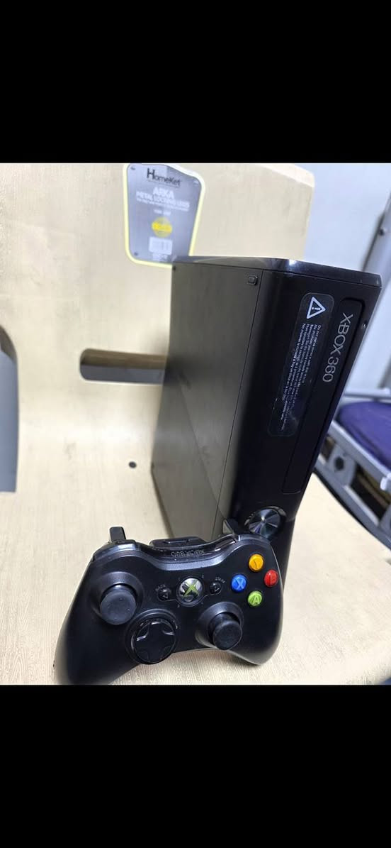 اكس بوكس 360مهكر حيل حيل نظيف يحتوي على 83لعبة قويه ويحتوي على 2جوستك واحد بلادي واحد جديد مامستخدم مع كامل ملحقاته شرط الفحص السعر 120وبي مجال للطيبين توصيل جميع المحافظات متوفر ***********
