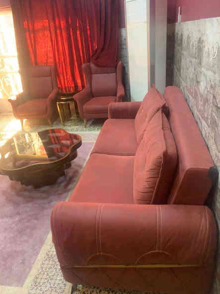 للبيع تخم متسخدم قليل 10 مقاعد مع كاونتر وهاي الطبلة هم للاستفسار الاتصال على الرقم هذا ***********
