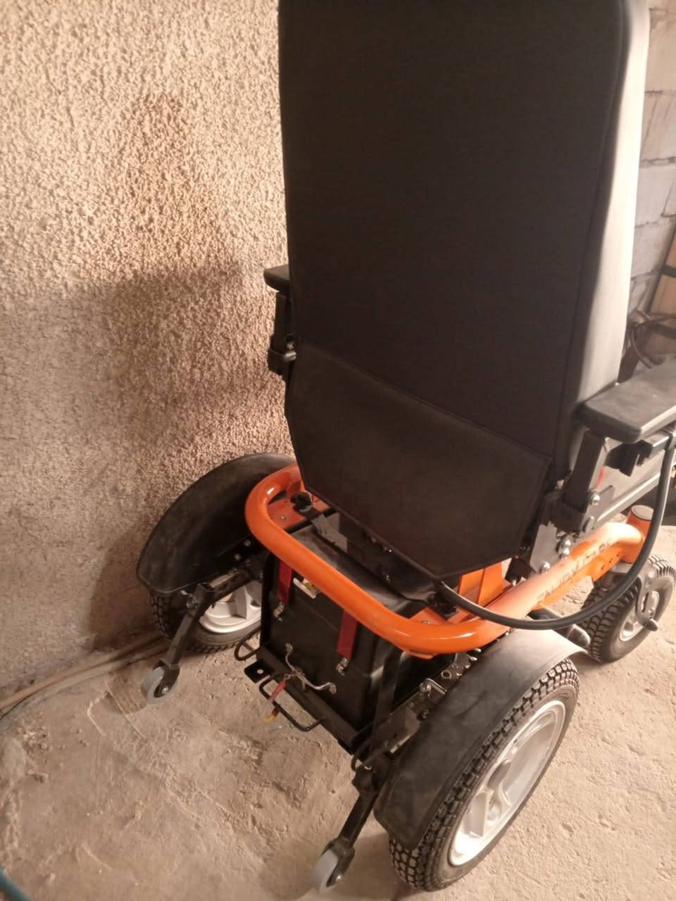 للبيع كرسي كهربائي ENJOY CARE بتراب الشركة. 
✅ الحالة: جديد طك كارتونه، غير مستعمل نهائياً.
✅ تحكم إلكتروني بواسطة الجويستك (Joystick).
✅ مقعد مريح ومبطن بجودة عالية.
✅ مساند يد قابلة للرفع.
✅ مساند قدم قابلة للطي والتعديل.
✅ حزام أمان لراحة وأمان المستخدم.
✅ عجلات قوية وثابتة للحركة السلسة.
✅ بطارية قابلة للشحن.
✅ مناسب لكبار السن وذوي الاحتياجات الخاصة.
✅ بحالة الوكالة وجاهز للاستخدام فوراً.
💰 السعر: 850,000 دينار عراقي
📌 يوجد مجال بسيط للجادين فقط.
📞 للاتصال: ***********
📱 واتساب: ***********
📍 المعاينة متوفرة للجادين.
📩 مراسلة أو اتصال في أي وقت.
