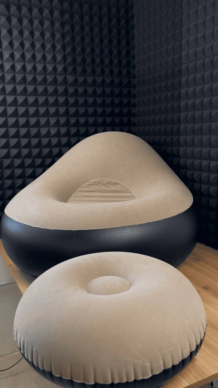 كرسي هوائي فاخر مع طبلة – تصميم بيضاوي مريح
الاستخدامات:

مثالي لغرف المعيشة، غرف النوم، الاستراحات والشاليهات.

مناسب للاستخدام المنزلي المؤقت أو الدائم.

خيار ممتاز للجلسات الأرضية المريحة.

يمكن استخدامه ككرسي استرخاء لمشاهدة التلفاز أو القراءة.

مناسب للضيوف كحل جلوس إضافي سريع وسهل.

المميزات:

تصميم بيضاوي عصري يمنح راحة مثالية للجسم أثناء الجلوس.

مسند ظهر مدمج بزاوية مريحة لدعم الظهر.

وسادة جلوس دائرية داخلية لثبات أكبر وتقليل الضغط.

طبلة (مسند قدم) منفصلة لراحة إضافية.

نسيج علوي جلاتيني ناعم بملمس بارد ومريح.

طبقة خارجية قوية مقاومة للثقوب.

قدرة تحمل عالية للأوزان مع قاعدة ثابتة مانعة للانزلاق.

صمام هواء محكم لمنع التسريب.

سهل النفخ والتفريغ والتخزين عند عدم الاستخدام.

محتويات الصندوق:

كرسي هوائي.

طبلة (مسند قدم).

منفاخ هواء يدوي.

لاصق إصلاح.

قطع صغيرة من نسيج المنتج لمعالجة الثقوب الطارئة.

الملاحظات:

أبعاد الكرسي: 116 × 83 × 98 سم.

أبعاد الطبلة: 62 × 62 × 31 سم.

يُفضل عدم وضعه على أسطح حادة.

يُنفخ بنسبة 90% للحفاظ على مرونة النسيج.

المنشأ: الصين

سعر 30الف مع توصيل.


**إذا كنت صاحب هذا الإعلان وتريد حذفه لأي سبب، رجاءا أرسل رسالة إلى الدعم الفني**