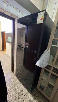 ثلاجه حجم كبير نضيفه كلش بعدهه جديده السعر 400وبيهه مجال  العنوان بغدا...