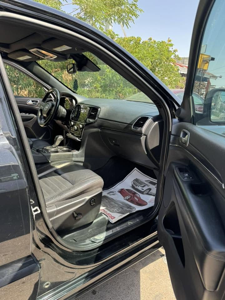 السلام عليكم  للبيع Jeep limited X 2020
للبيع جيب لمتد اكس اعلى مواصفات 
مكينة ٨ سلندر هيمي ٥٧٠٠ 
عداد ٧٨ الف كيلو 
٣ قطع صبغ 
المواصفات 
كشنات جلد اسود +الامامي كهرباء وخزن +تدفئة
رادار امامي وجانبي 
نظام قيادة ذاتي 
حساس امامي وخلفي
بانوراما 
تدفئة ستيرن 
صندوق كهرباء
وبقية مواصفات الفوول بس بدون جكات 
كير ومحرك كفالة 
السيارة جاهزة وبدون نواقص ولااعطال 
السعر ٢٢٥ وبيها مجال 
اتصال +واتساب ***********
