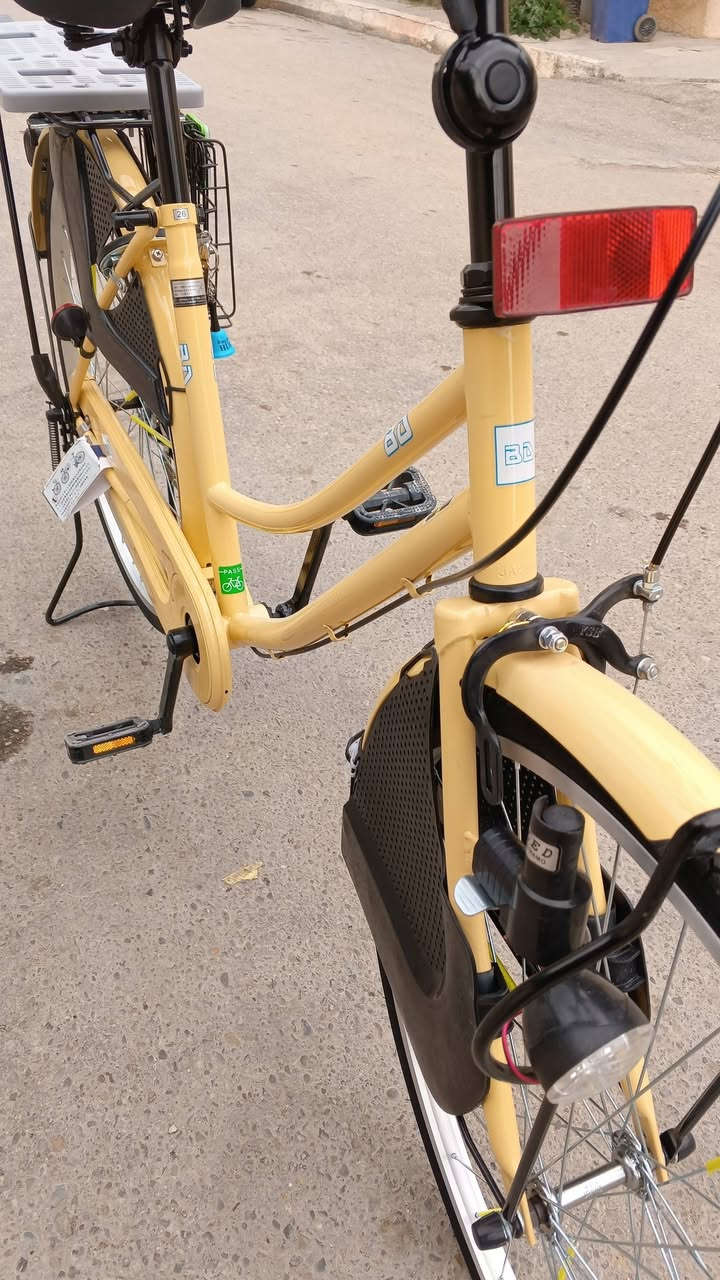 السلام عليكم باسكل للبيع لسعر ( خاص)  لون صحراوي شركه BD حجم 26 موديل 2021 ياباني بي تلاثه ضربات باسكل جديد صارله يومين يمي (ملاحضه) عندي توصيل محافضات رقم ***********
