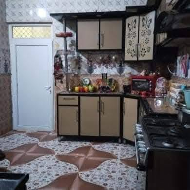 بيت للبيع المساحه( 145) متر   ومقدم. معامله تمليك  الموقع  ديالى دلي عباس العبور حي الشيخ حسن . مجاور جامع الرسول  يتكون من طابقين الطابق الأول غرفه. نوم واستقبال ومطبخ وصاله وصحيات والطابق الثاني غرفه نوم. وصاله ومخزن كرفان والسعرنهايته(٤٥)للاستفسار رقم الهاتف ***********
