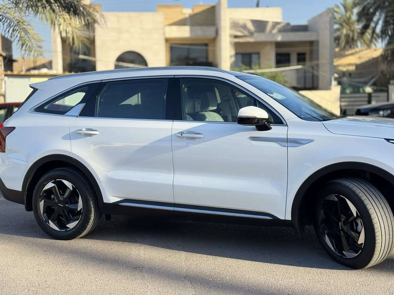 � للبيع كيا سورينتو 2024  🚘
المواصفات 
بانوراما
داتا شو 

🔹 موديل: 2024
🔹 المحرك: 3.500 v6
🔹 ناقل حركة أوتوماتيك DCT بـ 8 سرعات
ماشية ٥٥ الف كيلو
🔹 3 صفوف مقاعد (6 أو 7 ركاب)
🔹 شاشة معلومات وترفيه 12.3 إنج
🔹 شاشة عدادات رقمية 12.3 إنج
🔹 Apple CarPlay & Android Auto لاسلكي
🔹 نظام ملاحة GPS
🔹 شاحن لاسلكي للموبايل
🔹 كاميرا امامية+ خلفية
🔹 كاميرات نقاط عمياء داخل العدادات
🔹 حساسات أمامية وخلفية
🔹 مثبت سرعة ذكي (رادار)
🔹 الحفاظ على المسار ومساعد القيادة
🔹 تحذير الاصطدام الأمامي مع فرملة تلقائية
🔹 تحذير الخروج عن المسار
🔹 مراقبة النقطة العمياء
🔹 تشغيل بصمة ودخول ذكي
🔹 مقاعد مخمل فاخرة
🔹 مقود مدفأ
🔹 نظام صوت Bose فاخر 12 سماعة
🔹 باب خلفي كهربائي ذكي
🔹 إضاءة LED كاملة أمامية وخلفية
🔹 جنوط رياضية قياس 20 إنج
🔹 USB-C لجميع الصفوف
🔹 ستائر خلفية ومخارج كهرباء 115V
🔹 عدة أنظمة قيادة (Eco / Sport / Smart / Snow)  

وبقية المواصفات المعروفة

مكفولة من الصبغ والبارد
والتبديل والدبل كود

بيه رصعتين باب الصدر + باب الورا 

وجاهزه للفحص باي مكان يعجبك 
رقم اربيل تحويل بنفس اليوم 

السعر ٢٩٢$
بي مجال بسيط حك الجية 

العنوان بغداد الكرخ 
***********
