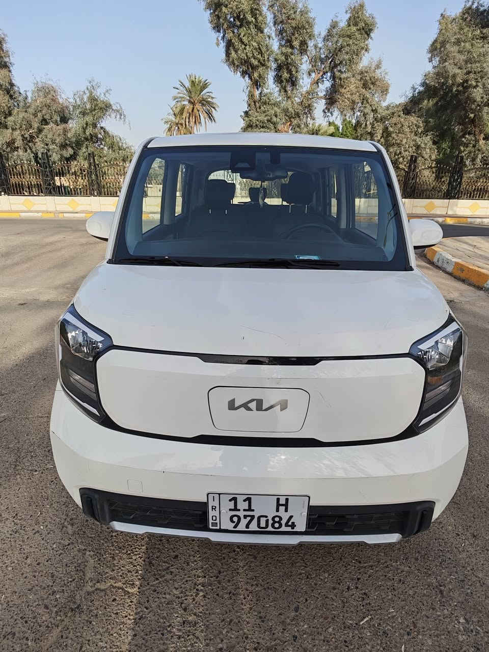 السلام عليكم 
Kia Ray 2024 للبيع 
السيارة كهرباء بلكامل مرقمة بغداد الجديد
المواصفات 
بصمة تشغيل 
بصمة ابواب 
هاند بريك بصمة 
رادار امامي 
حساسات خلفية 
كامرة خلفية 
تحكم ستيرن كامل 
تدفئة كشنات 
تحديد مسار 
اوتو هولد
شاشة كبيرة 
لايت لد امامي خلفي 
كروز سرعة 
الكراسي الخلفية قلابة 
وبعد بيهة هواي موصفات 
الشحنة الكاملة تمشيك 300 كيلو متر بلسرعة الاعتيادية 
السيارة ضررهة باب السلايت ومبدل نفس اللون ويرادلهة تكحيلات بسيطة 
السعر 12,500$ وبيهة مجال 
مكان السيارة بغداد / مصفى الدورة 
***********
