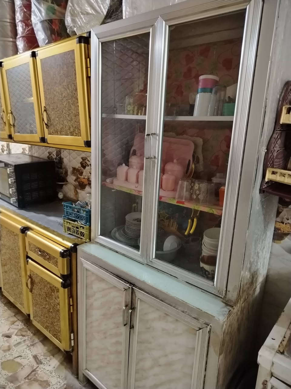 كاونتر ومعرض الكاونتر الطول مترين ارتفاع متر وعشرين  كامل السعر 180وبي مجال مكان كربلاء حي الغدير الرقم *********** بي واتساب
