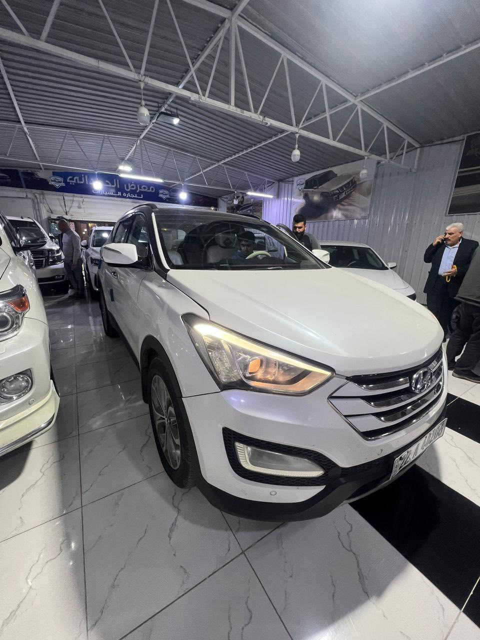 � للبيع: Hyundai Santa Fe 2014 فل مواصفات 🔥
سيارة عائلية قوية ومريحة، مناسبة للسفر والاستخدام اليومي، تجمع بين القوة والفخامة.

المواصفات:

 • محرك V6 سعة 3.3 لتر قوي
 • دفع رباعي AWD ثبات عالي على الطرق
 • كير أوتوماتيك ناعم
 • فتحة سقف بانوراما
 • 7 ركاب مساحة عائلية مريحة
 • شاشة + كاميرا خلفية
 • تبريد ممتاز وتجهيزات متكاملة

الحالة:
سيارة نظيفة جداً، قيادة مريحة وثابتة، جاهزة للاستخدام 
  بيها ثلاث قطع صبغ بدون دواخل بدون ايرباكات 

📞 للاستفسار والتواصل: على الخاص او ***********
واتساب موجود 
ا
📍العنوان : كركوك

💵 السعر : 165$ بيها مجال للشراي 

✨ فرصة لمن يبحث عن SUV قوية وفخمة بسعر مناسب
