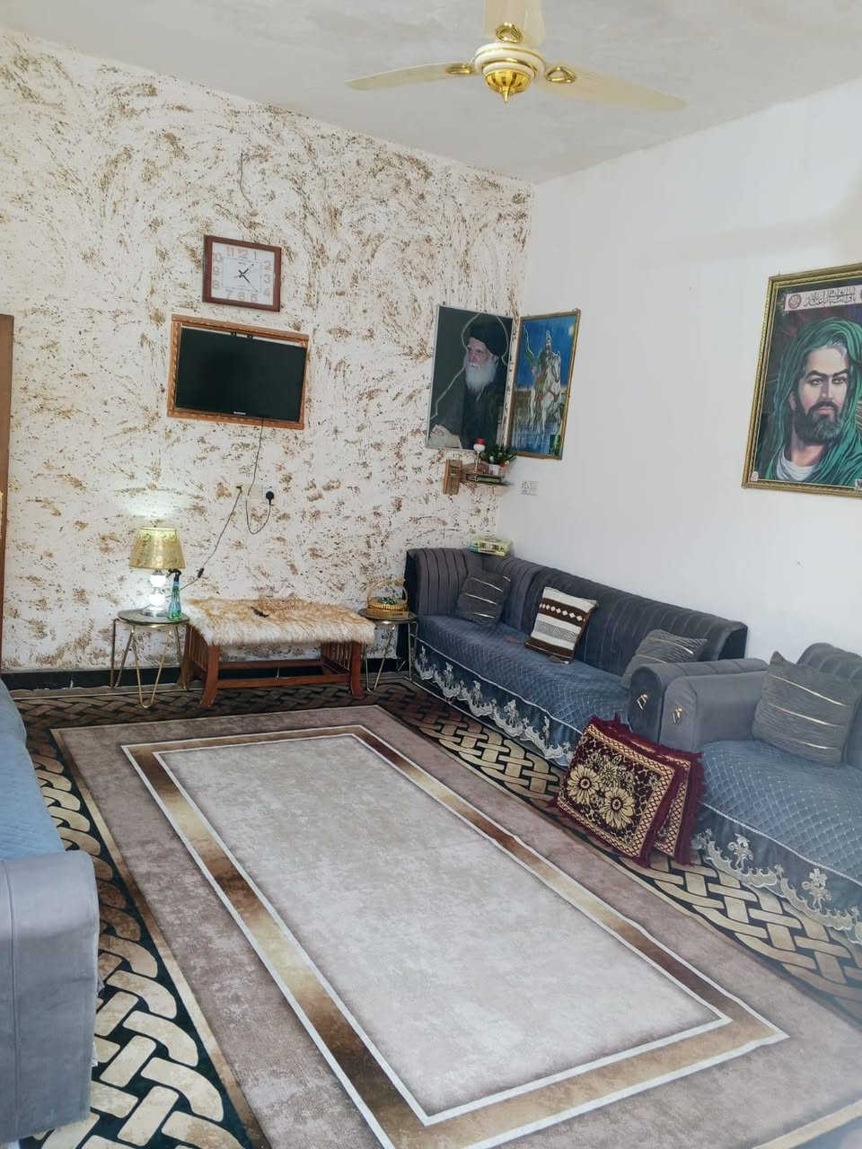 سلام عليكم بيت للبيع في حي الكوفه خلف الملعب مال كسره وعطش قرب أفران الزيتون واجهه سته اله ربع مساحته ١٠٠متر محتوياته غرفه النوم وصاله واستقبال وملحقاته مطبك فوك وجوه طابق واحد بناء بلوك جديد سعره ٥٨ وبي مجال للاتصال ***********
