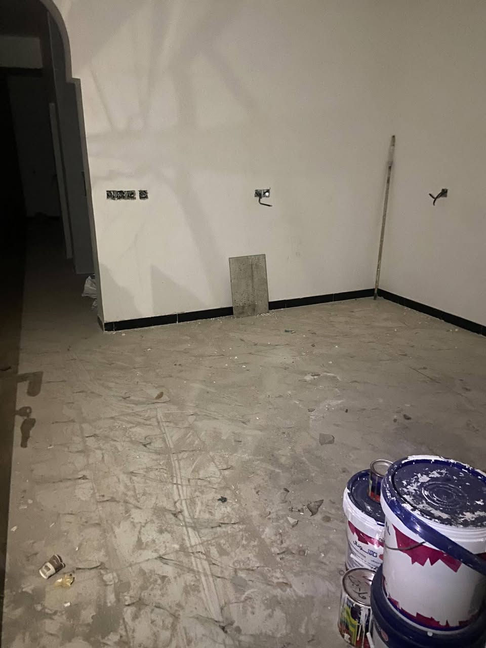 السلام وعليكم للبيع بيت بل جواهري كامل الخدمات مساحه 64متر طابقين يحتوي على تلاث غرف نوم حمامات 2 مطابخ2حار وبارد البيت بناء حديث بعده محد ساكن بيه شارع عرضه 10كهرباء مجاري كله كامل شارع العام مالته تبليط باقي بس الفرع ممبلطه البيت جديد جديد جديد للبيع نقد السعر 75وبيه مجال للاستفسار مراسله خاص او الاتصال ***********
