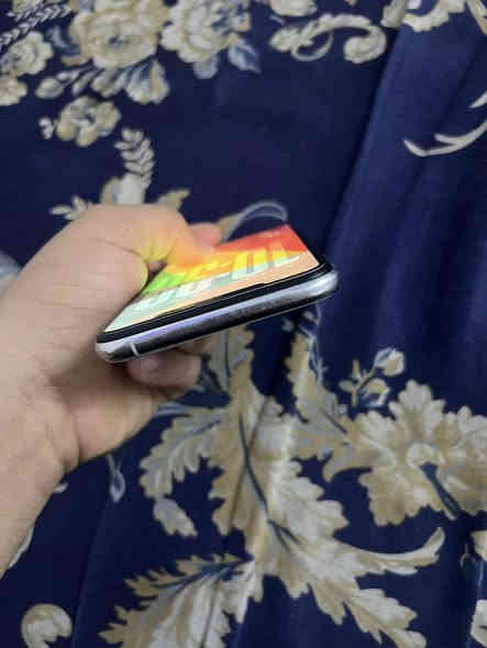 السلام عليكم للبيع ايفون ١١ برو ماكس ذاكره ٢٥٦ مبذل شاشه وبطاريه جديدات ونوعيات زينه وشاشته إلا صليه هم موجوده بيه نقطه بيضه الجهاز كلش حلو ونضيف  السعر كامل ويا شاشه اصليه ب ٣٤٠ الف مكاني بغداد ناحيه الرشيد رقمي بي واتساب ***********
