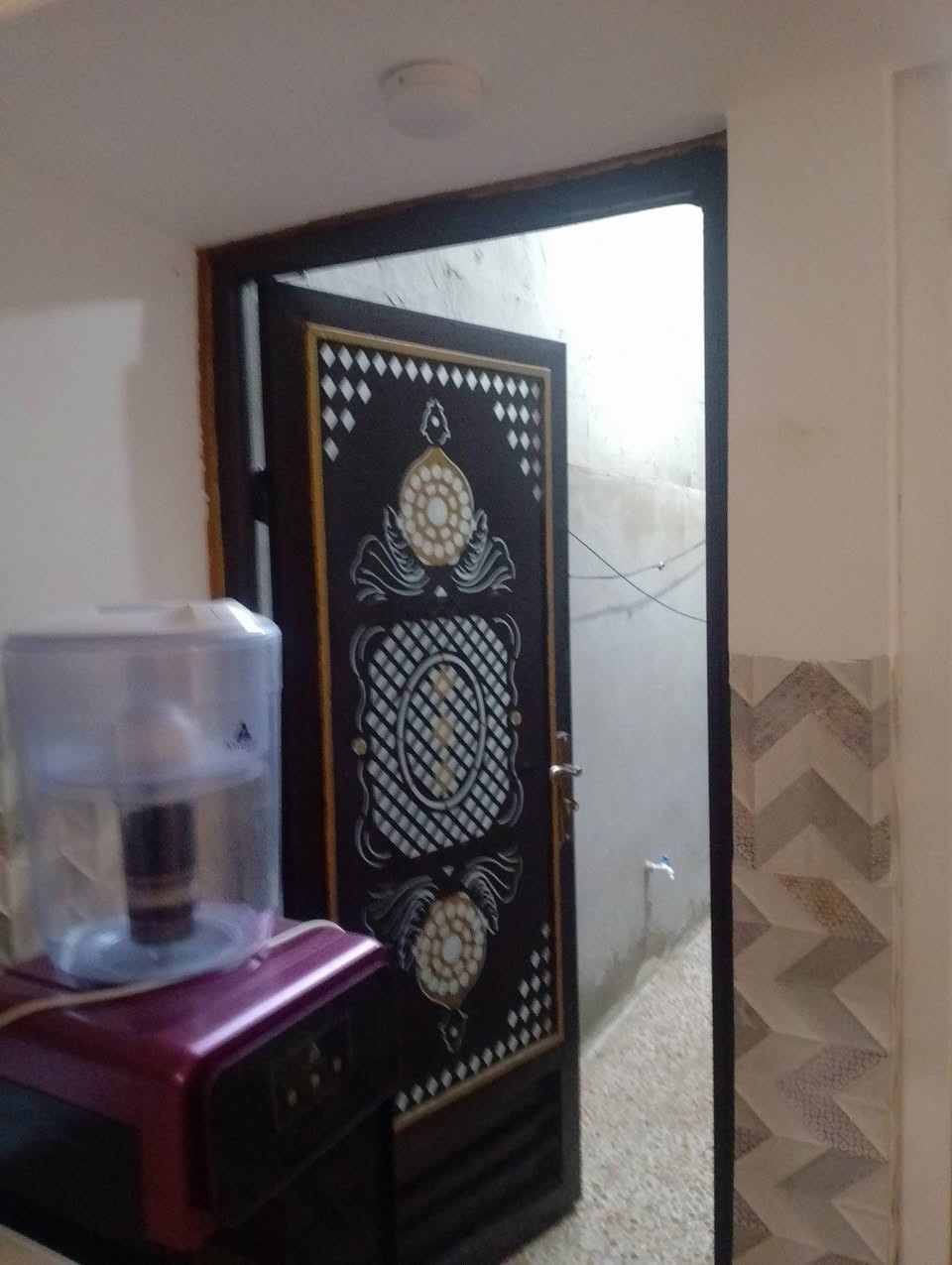 السلام عليكم الدار للبيع قرب جامع النجماوي قرفتين وهول واستقبال ومشتملات البيت كامل المساحة 120متر بي وصل بلديه السعر 50 بي مجال للاستفسار ***********
