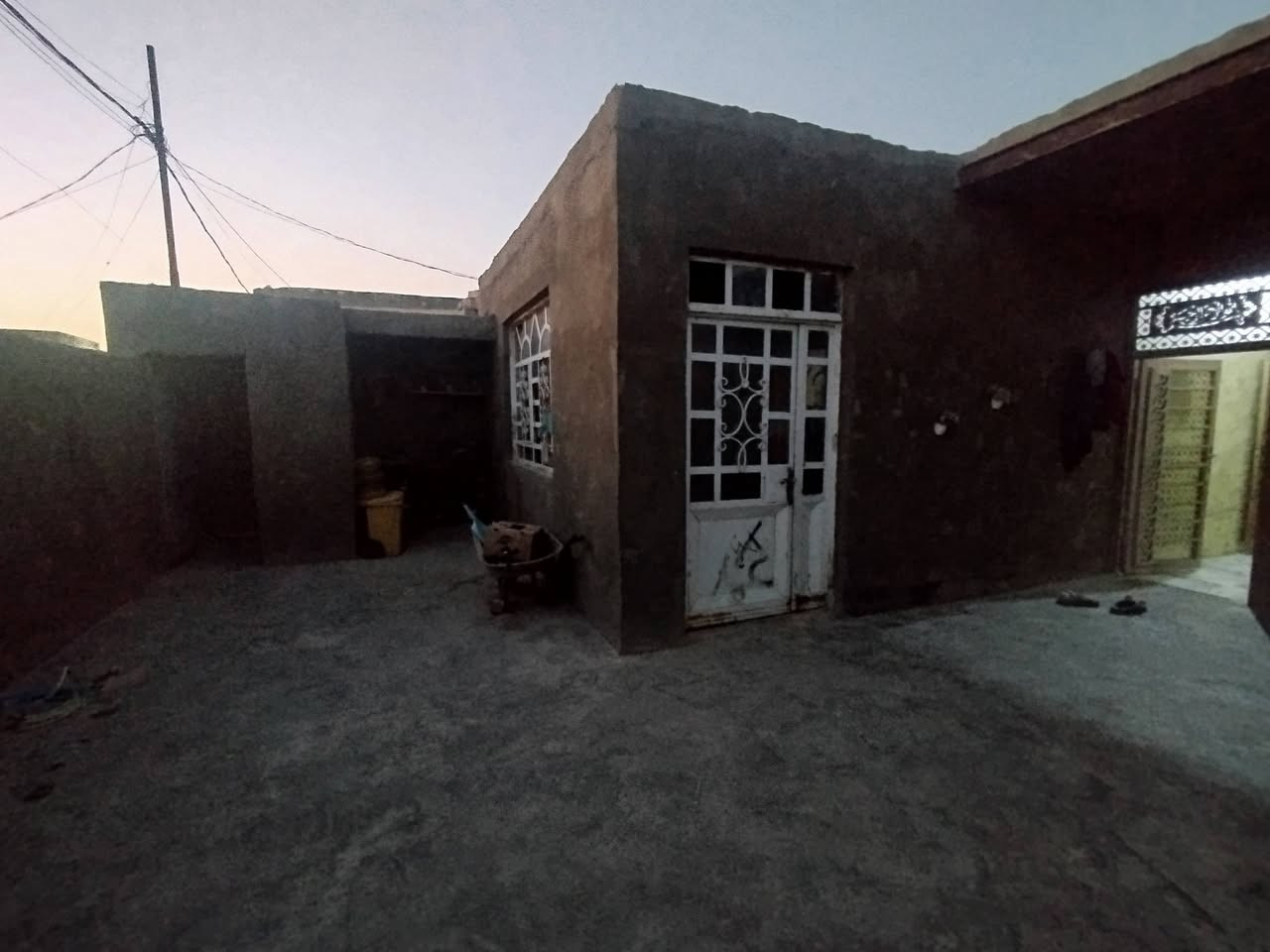 بيع مستعجل
200 متر للبيع غرفتين وصاله ومطبخ وتخاريج داخل وخارج واستقبال ناحيه الرضويه السعر  40
***********
