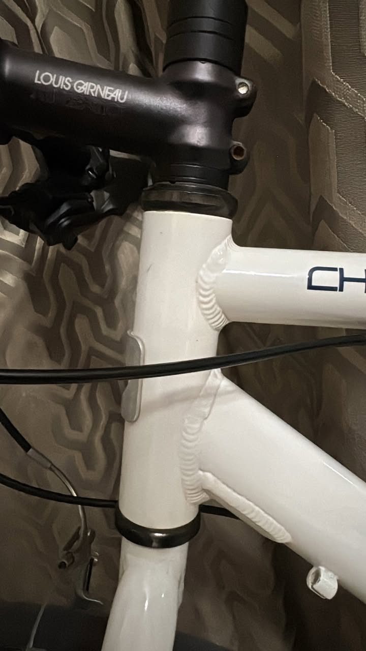 ✦ السلام عليكم ورحمة الله وبركاته ✦

🚴‍♂️ دراجة Louis Garneau Chasse للبيع – ٣٣٠,٠٠٠ دينار

• إطار ألمنيوم خفيف وقوي
• مبدل خلفي Shimano Altus RD-M2000
• عجلات Mavic Cosmic الأصلية (خفيفة وسريعة، أداء عالي)
• براكيت 1/8

الدراجة نظيفة ومجهزة بقطع أصلية وترقيات قيمة، مناسبة للشارع والمدينة وتخلي الركوب سلس وسريع.
📌 السعر المطلوب: ٣٣٠ ألف دينار ثابت ومناسب مقارنة بالمواصفات.


**إذا كنت صاحب هذا الإعلان وتريد حذفه لأي سبب، رجاءا أرسل رسالة إلى الدعم الفني**