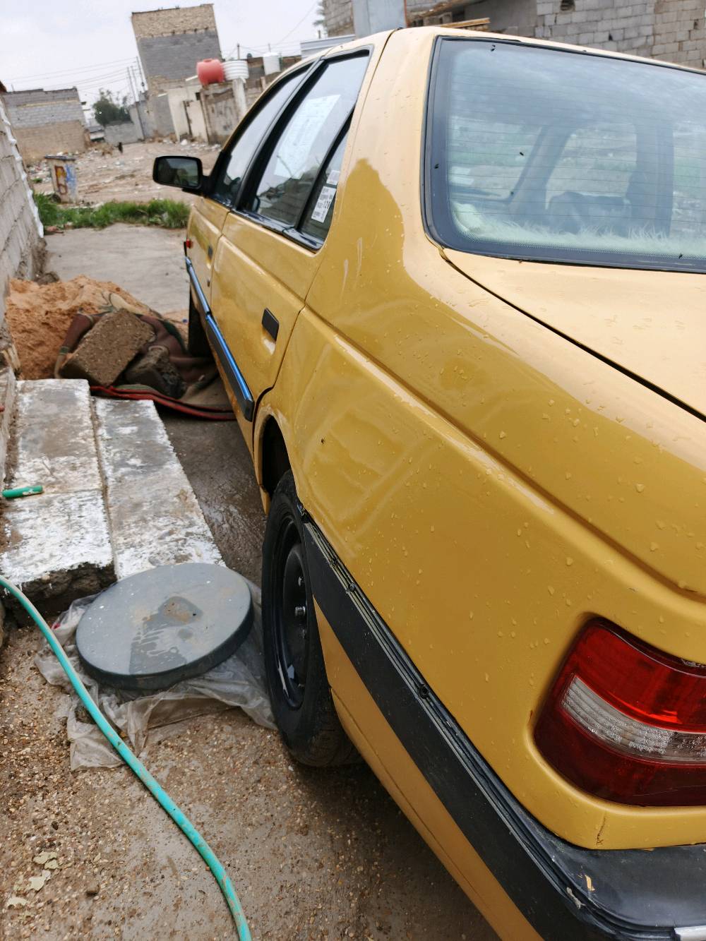 السلام عليكم بيجو 405 موديل 2010 مكفولة من الضربة كلة شغال بس التبريد عوزة غاز فقط مكان السيارة حي اور 