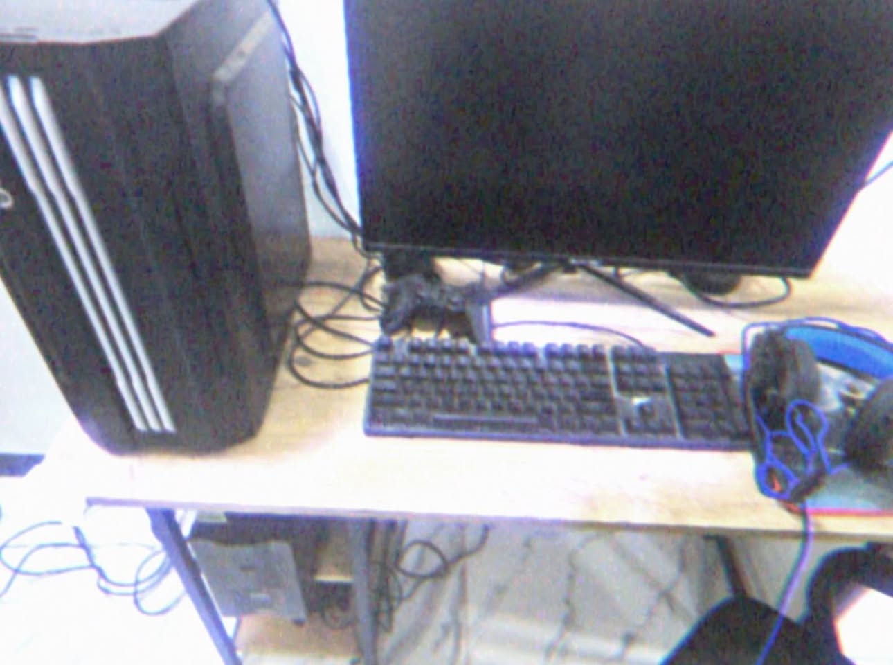 🖥️ Gaming PC متكامل للبيع 🔥
📌 المواصفات:

• المعالج: Ryzen الجيل الرابع
• كرت الشاشة: GTX 1650 Super 4GB
• الرام: 16GB DDR4

📂 التخزين:

- HDD 1TB
- HDD 500GB ×2
- SSD خاص للنظام والويندوز

⚡ الباور سبلاي: 600W

🖥️ الشاشة:
1080p / 165Hz

🎧 الملحقات:

- سماعات Gaming
- Keyboard
- Mouse
- USB Accessories

🎮 يشغل ألعاب مثل:

- Red Dead Redemption 2
- Elden Ring
- Cyberpunk 2077
- Resident Evil 4
- Call of Duty Warzone
- Forza Horizon 5
- FIFA / FC
- Rainbow Six Siege

✅ الجهاز نظيف والاستعمال مرتب
✅ سرعة ممتازة بالإقلاع والتخزين
✅ جاهز للاستخدام مباشرة
✅ مناسب للألعاب والدراسة والشغل

📩 للتواصل خاص


**إذا كنت صاحب هذا الإعلان وتريد حذفه لأي سبب، رجاءا أرسل رسالة إلى الدعم الفني**