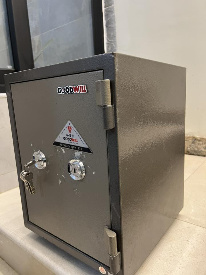 قاصة مستعملة للبيع نظيفة
ارتفاع 50 سم

عرض 38 سم

عمق 40  سم
 السعر 135
بغداد شارع فلسطين 

***********
