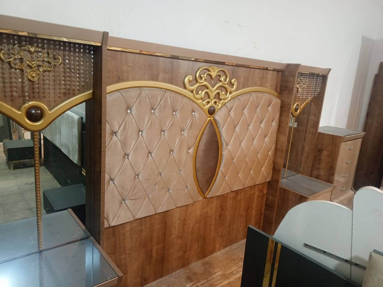 غرفة نوم تركي مستعملة تتكون من8 قطع نظافة 95%100..
عنوان المعرض.   
معرض الحياة ..موصل سايدين القادسية الثانية مجاور مجمع الضمان الطبي او شركة أسيد للاتصال او الاستفسار ***********
***********
يتوفر واتساب الشد والنقل مجاني داخل الموصل وضواحيها
