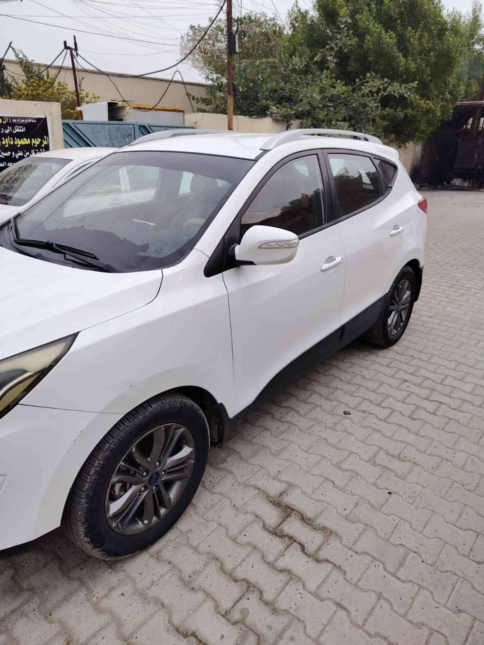 ‏سلام عليكم هونداي توسان موديل 2015 خليجيه 
‏گير مكينه تايرات حداديه امامي خلفي تبريد تدفئه 
‏خير من الله 
‏بيها باب خلف السائق تبديل وكاله اصلي باب فقط 
‏بيها ضربه خفيفه جوة رقم خلفي مصلحه مكان السيارة الزعفرانية 
‏السعر 155 بيها مجال 
‏رقم الهاتف *********** واتس اب 
‏ بغداد, العراق
