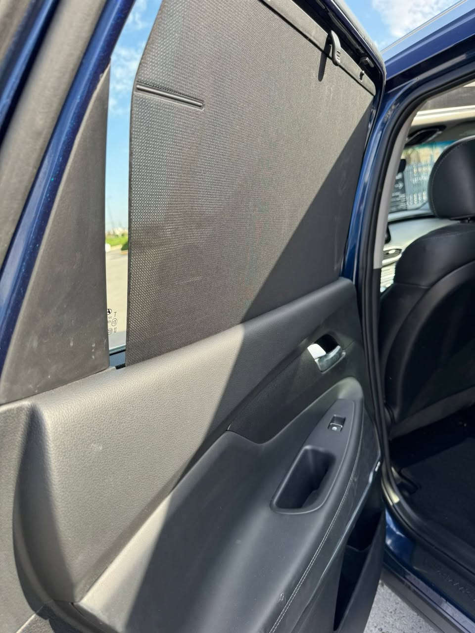 هيونداي سنتافي 2022 أعلى فئة. وكالة . هاترك  (Full Option / Calligraphy) 👇
السيارة وارد امريكي. صور لحادث مرفقه 

🚗 المحرك والأداء
 • المحرك: 4 سلندر 2.5 لتر توربو
 • القوة: حوالي 277 حصان
 • العزم: 422 نيوتن/متر
 • ناقل الحركة: أوتوماتيك 8 سرعات (DCT)
 • الدفع: رباعي AWD
 • وضعيات قيادة: Comfort – Sport – Eco – Smart + أوضاع للطرق الوعرة (ثلج / طين / رمل)

🛡️ أنظمة الأمان (Hyundai SmartSense)
 • مثبت سرعة ذكي مع التوقف والانطلاق
 • نظام المحافظة على المسار
 • تحذير النقطة العمياء مع تدخل تلقائي
 • تحذير الاصطدام الأمامي والخلفي
 • مساعد القيادة على الطرق السريعة
 • كاميرات 360 درجة
 • حساسات أمامية وخلفية
 • 6 أو 8 وسائد هوائية (حسب السوق)

الفخامة والتجهيزات الداخلية
 • مقاعد جلد نابا
 • مقاعد أمامية كهربائية مع تبريد وتسخين
 • مقاعد خلفية تسخين
 • ذاكرة مقعد السائق
 • شاشة عدادات رقمية 12.3 إنج
 • شاشة وسطية 10.25 إنج
 • نظام صوتي Harman Kardon
 • شحن لاسلكي
 • دخول وتشغيل ذكي (زر)
 • إضاءة داخلية محيطية
 • تحكم بالمناخ ثلاثي المناطق
 • باب خلفي كهربائي ذكي
 • فتح وتشغيل عن بُعد
 • مصابيح LED أمامية وخلفية
 • فتحة سقف بانورامية
 • مرايا كهربائية مع تسخين وط

 
رقم جديد. تريد وكاله او تحويل.  
مكان سياره. السيدية 

سعر   …….   235. وبيه مجال.  
 الشراي يتصل. 
   
رقم ***********
