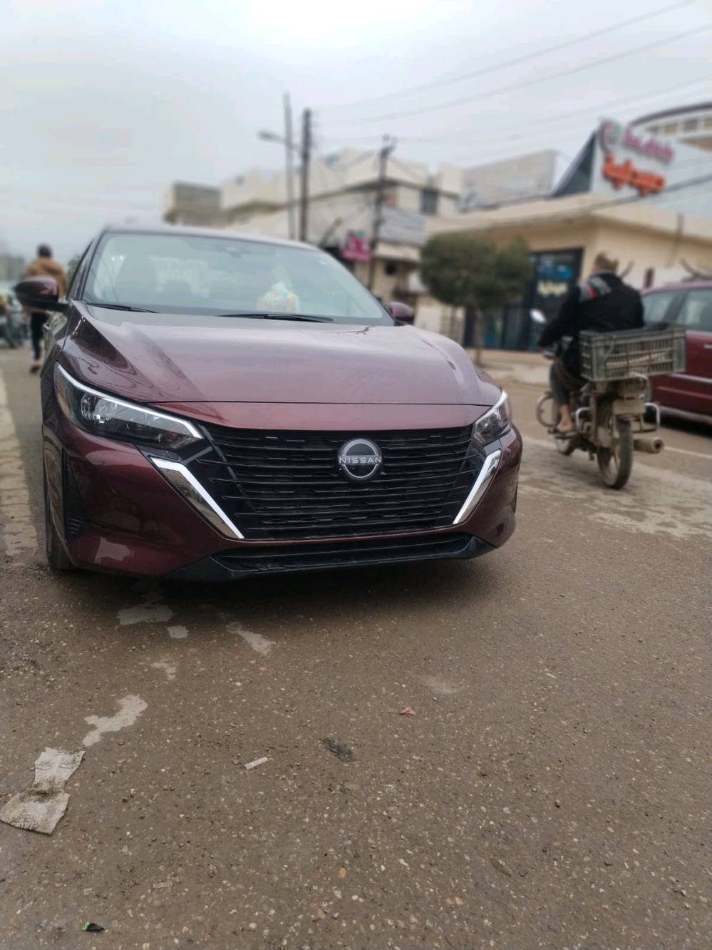 سيارتي نيسان سنترا موديل حديث لون عنابي بحالة ممتازة. تصميم أنيق ومبهر يلائم الاستخدام اليومي والرحلات الطويلة. السعر قابل للتفاوض وفيها مواصفات مميزة تضيف راحة وأمان أثناء القيادة. للمزيد من التفاصيل والتفاوض، تواصلوا معي.