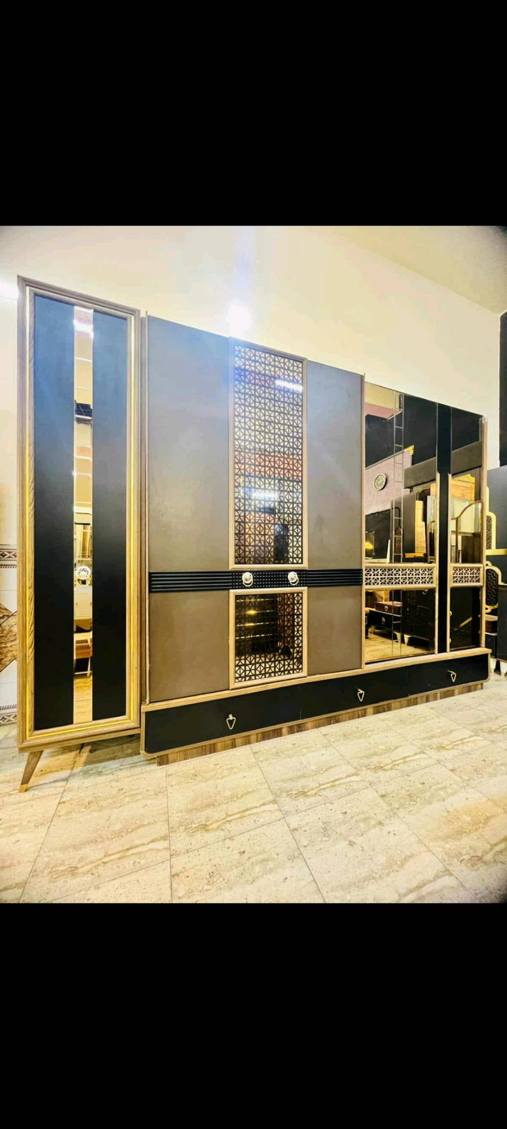 غرفة نوم جديدة ومميزة للبيع، مصنوعة من الخشب الفاخر مع تصميم أنيق يتكون من سرير، خزانة ملابس، ومجموعة شزنات مع مرآة.

تتميز الخزانة بتصميم حديث مع مساحة وافرة لتخزين الملابس والأغراض الشخصية. السرير مريح ومصمم ليناسب مختلف الديكورات. 

الخشب متين وعالي الجودة، ويوفر مظهرًا عصريًا وأنيقًا للغرفة. فرصة رائعة لمن يبحث عن جودة وشكل جميل في نفس الوقت.