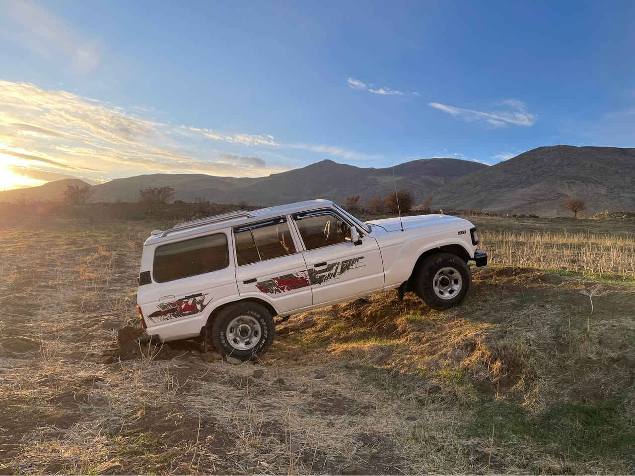 لاندکروزەر 
🔺گێڕ و دەبڵ گێر و مەکینەو ئەکسل بەشەرت 
🔺مۆدیل ٨٩
🔺هەیکەلی جوان و قیت و قۆز 
🔺چوار تایەی جەبەلی 
🔺ناوەوەی خاوێن و جوانە 
🔺بەرەدەرگا و بەرگە کوشن نوێ و جوان
🔺ئایپاد 
🔺لایت و بلاجکتۆری بۆ بەستراوە 
🔺چەمچە بۆ بارهەڵگرتن 
🔺سەیارەیێکی بەهێز و ماڵی شاخ و قوڕو بەفرە
🔺نرخی گونجاوە 
***********📞 Singapore
