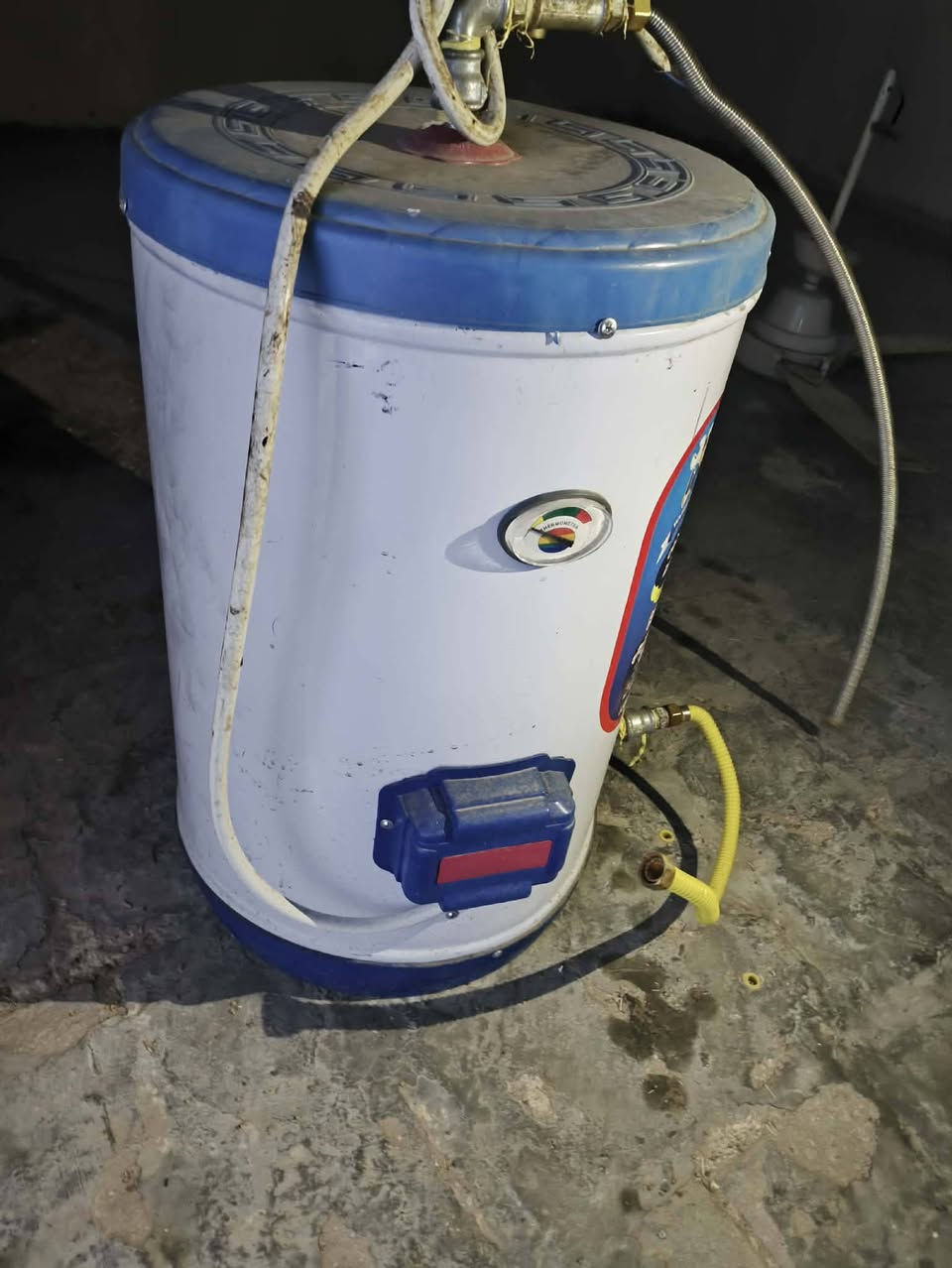 السلام عليكم غراض بيع مستعجل الكاونتر 200 بمجال قليل تسقام السخان جديد مستعمل شهر واحد والله ماخذينه 100 سعره 75 جربايه تريد تسويها قنفه تريدها تربايه تريدها ميز طعام جديده سعرها 100 بيها مجال غساله 40 الصوبه 25 بها مجال وهذا رقمي ثلاجه كبيره نظيفه كلش بيها اوتوماتيك عاطل 100 بيها مجال ***********
