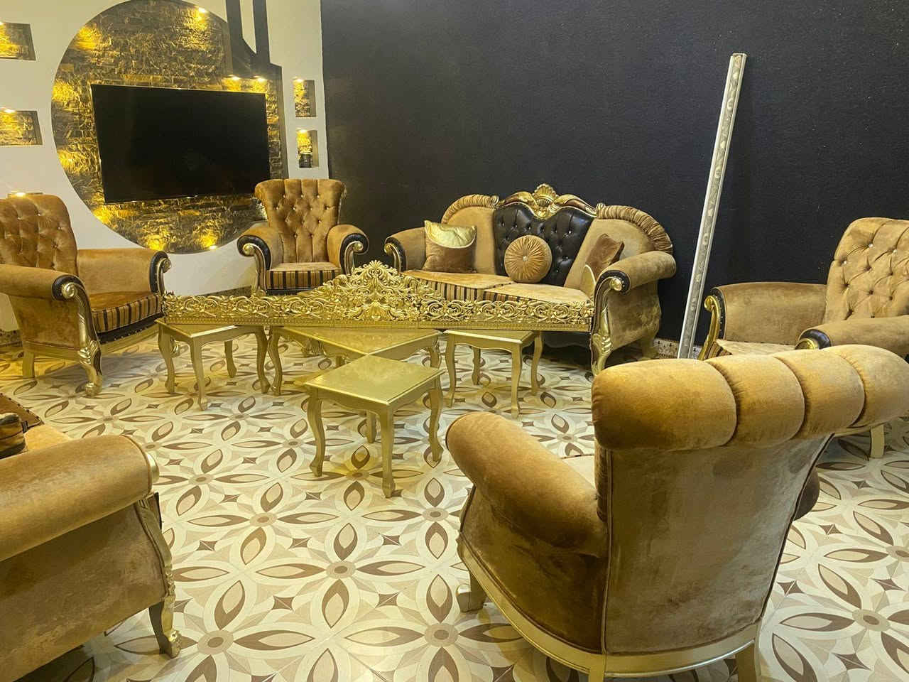 سلام عليكم 
تخم ملكي نظيف مابي اي عيب ويا طبلات وبرده وكوشات كامل شراي خابر رقم ***********
