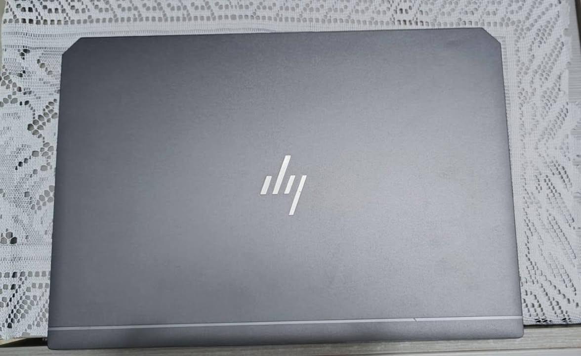 💻 HP ZBook 17 G6 Workstation
مواصفات الوحش
النظافه 99% 💙🔥

الموديل: HP ZBook 17 G6 (فئة محطات العمل الاحترافية).
المعالج: Intel® Core™ i9-9880H (الجيل التاسع) ثماني النواة، بسرعة تصل إلى 4.80 GHz (يظهر كـ 16 قلب في النظام).
الذاكرة العشوائية (RAM): 16GB DDR4.
كرت الشاشة (المنفصل): NVIDIA Quadro T1000 بسعة 4GB أساسية (مثالي لبرامج الهندسة والرندر ومونتاج الفيديو).
كرت الشاشة (المدمج): Intel® UHD Graphics 630.
الشاشة: حجم 17.3 إنش (توفر مساحة رؤية واسعة جداً للمصممين).

يتوفر توصيل🚕🚕❤️

سعر ٧٥٠ الف


**إذا كنت صاحب هذا الإعلان وتريد حذفه لأي سبب، رجاءا أرسل رسالة إلى الدعم الفني**