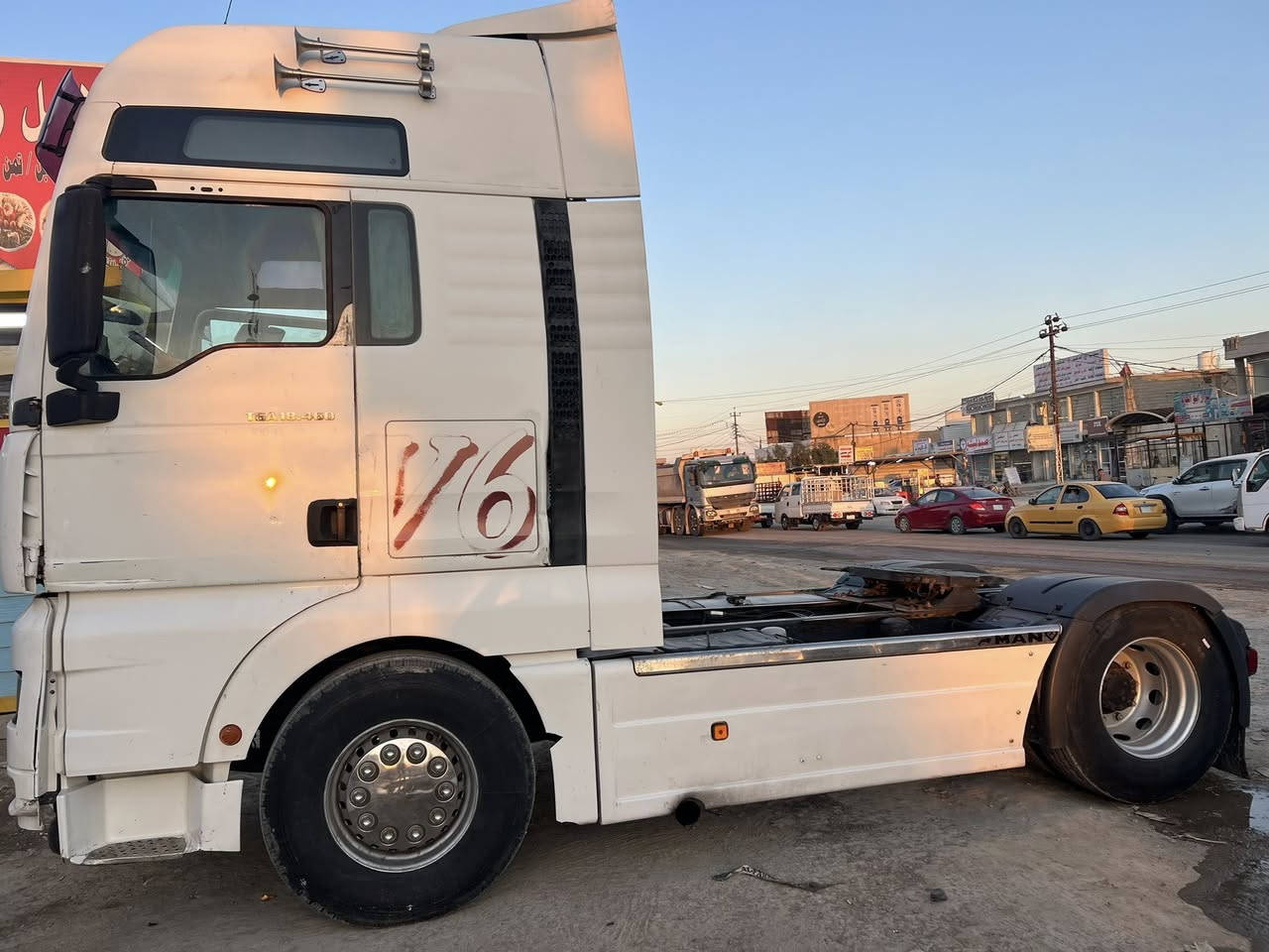 السلام عليكم  
للبيع مان تيگا 2003 بس الراس  
كير اوتوماتيك جديد محرك 460 بم ونوزل لا تنقيص ولا تبخير شاصي وقماره مكفولات سياره جاهزه للشغل مربوطه صهريج دبل تاير طوناج وذرعه موجودات الصهريج ماموجود السعر 110 وبيهه مجال 
***********  ***********
