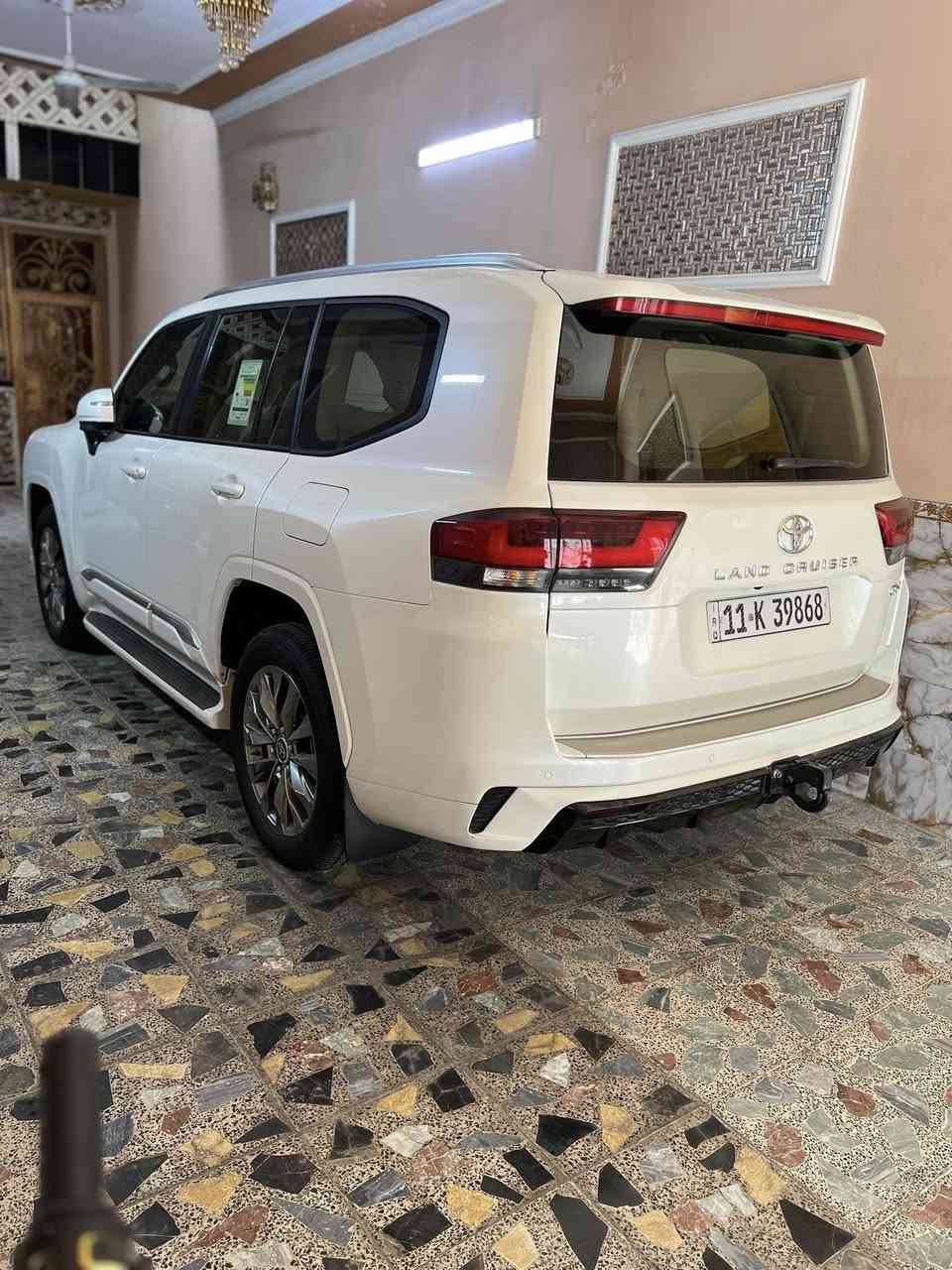 لاندكروز GXR بريم 2024 ملغفه بالكامل 
رقم بغداد تحويل مباشر 
السيارة على وضع الشركة ماشية 12 الف 

المواصفات 
محرك V6 سلندر 
بصمة وتشغيل عن بعد 
فتحه سقف 
شاشات عدد 3 
كاميرات 360 درجه 
رادارات محيطية 
متعدده وضعيات القيادة 
داخل لونين و كشنات حار بارد 
مري شفط 
شحن لاسلكي 
ثلاجه 
جنطة ذكيه 
وبعد هواي مواصفات 
 
السعر : 7.500 $ 
للاستفسار : ***********
العنوان : بغداد
